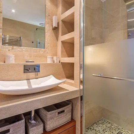 3 Bedroom Gorgeous In Appartamento Vallauris